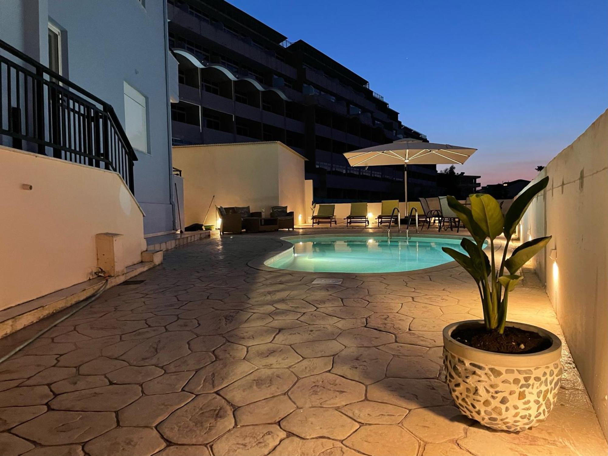 White&Blue Luxury Suites 이알리소스 외부 사진